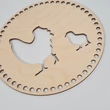 Kép 4/4 - Tyúkanyó kiscsirkével áttört horgolható faalap - kör 20 cm