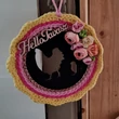 Kép 3/4 - Tyúkanyó kiscsirkével áttört horgolható faalap - kör 20 cm