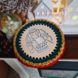 Kép 3/5 - Karácsonyi "csúnya pulcsi" - kör 15 cm horgolható faalap