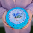 Kép 2/3 - Kék jácintok csészében - kör 10 cm-es horgolható faalap