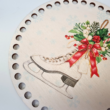 Kép 3/4 - Karácsonyi korcsolya - kör 15 cm-es horgolható faalap