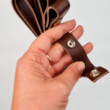 Kép 2/5 - Patentos bőr kézi táskafogó párban - Gesztenye - 30 cm