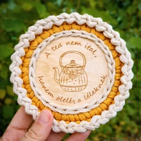 A tea nem ital, hanem ölelés a léleknek - kör 10 cm-es horgolható faalap