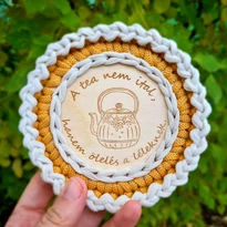 A tea nem ital, hanem ölelés a léleknek - kör 10 cm-es horgolható faalap