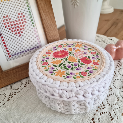15 cm-es horgolható fa alap, nyomtatott, folklór hangulatú kalocsai mintával.